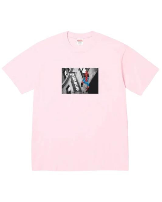 Supreme Spider-Man Tee Light Pink camiseta streetwear con gráfico frontal de Spider-Man