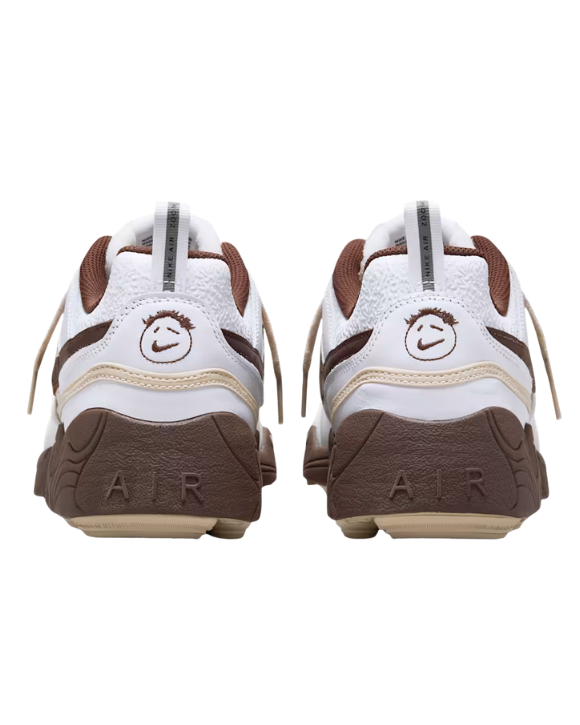 Talón de las Nike Zoom Field Jaxx Travis Scott Light Chocolate con diseño técnico