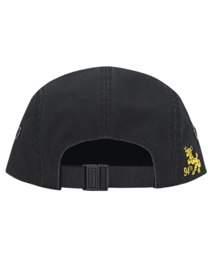 Vista posterior de la Supreme Military Camp Cap Black para looks urbanos con accesorios Supreme