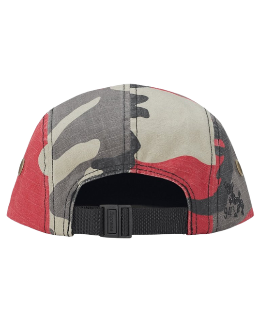 Vista posterior de la Supreme Military Camp Cap Red Camo para looks streetwear con accesorios Supreme