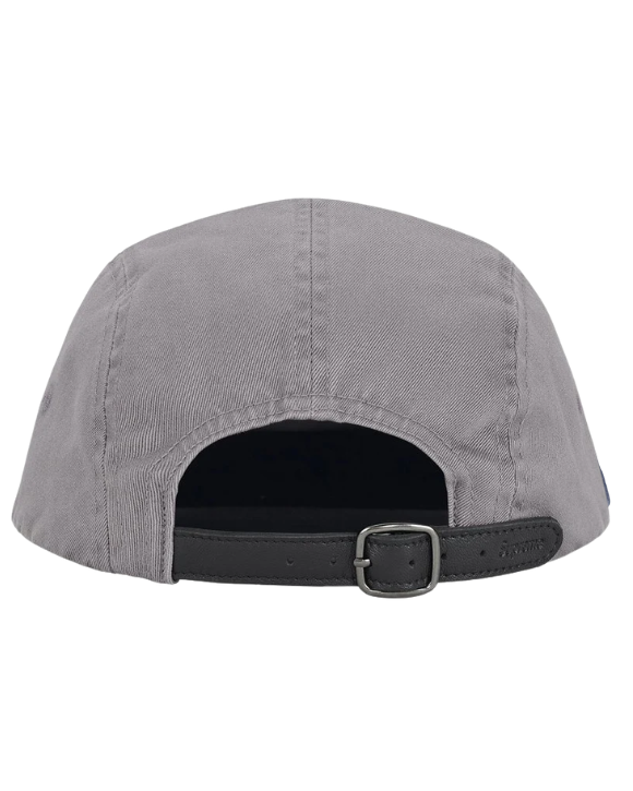 Vista posterior de la Supreme Washed Chino Twill Camp Cap Grey con cierre ajustable para looks urbanos