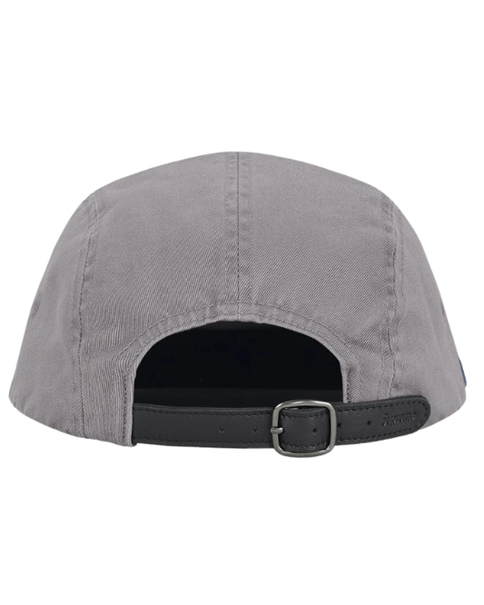 Vista posterior de la Supreme Washed Chino Twill Camp Cap Grey con cierre ajustable para looks urbanos