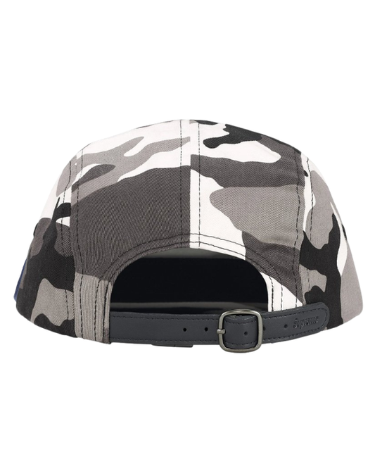 Vista posterior de la Supreme Washed Chino Twill Camp Cap Snow Camo con cierre ajustable para looks urbanos