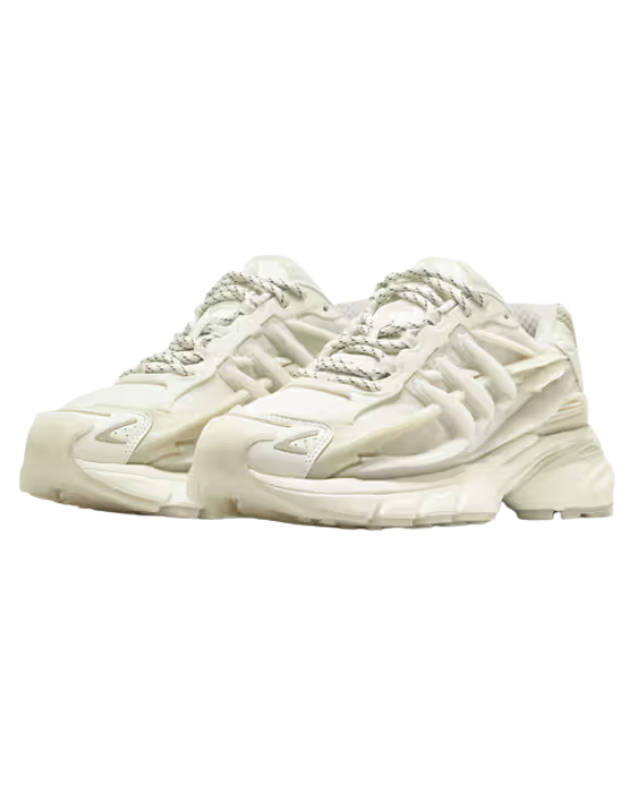 Detalle lateral de las adidas Adistar Jellyfish Pharrell Williams White con paneles moldeados y acabado core  white